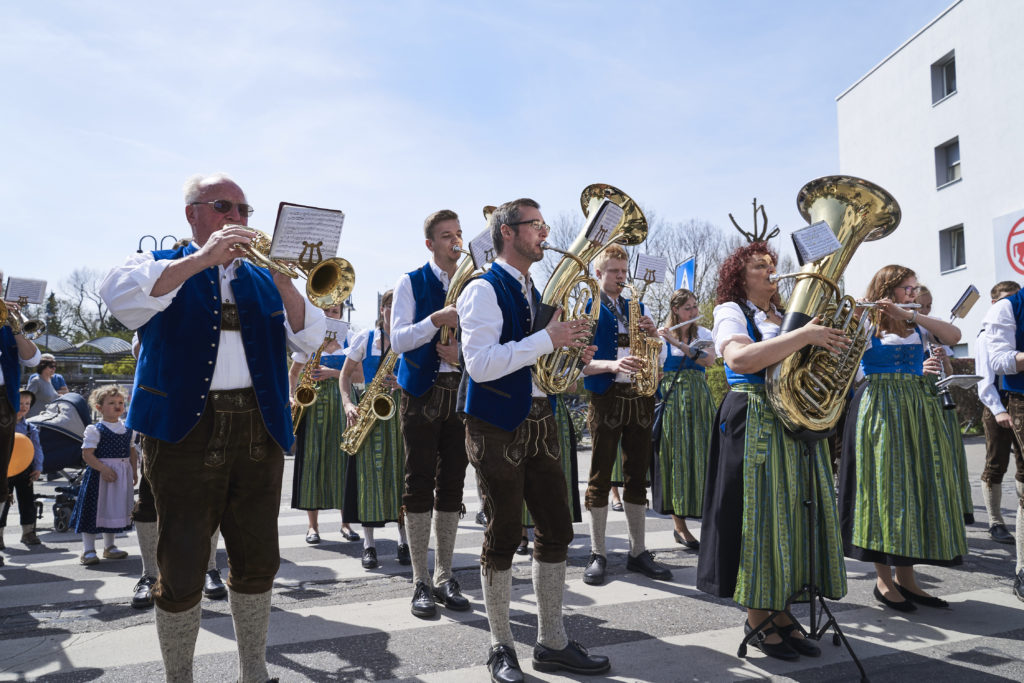Traditioneller Festzug heuer mit Zuschauertribüne und Freibier