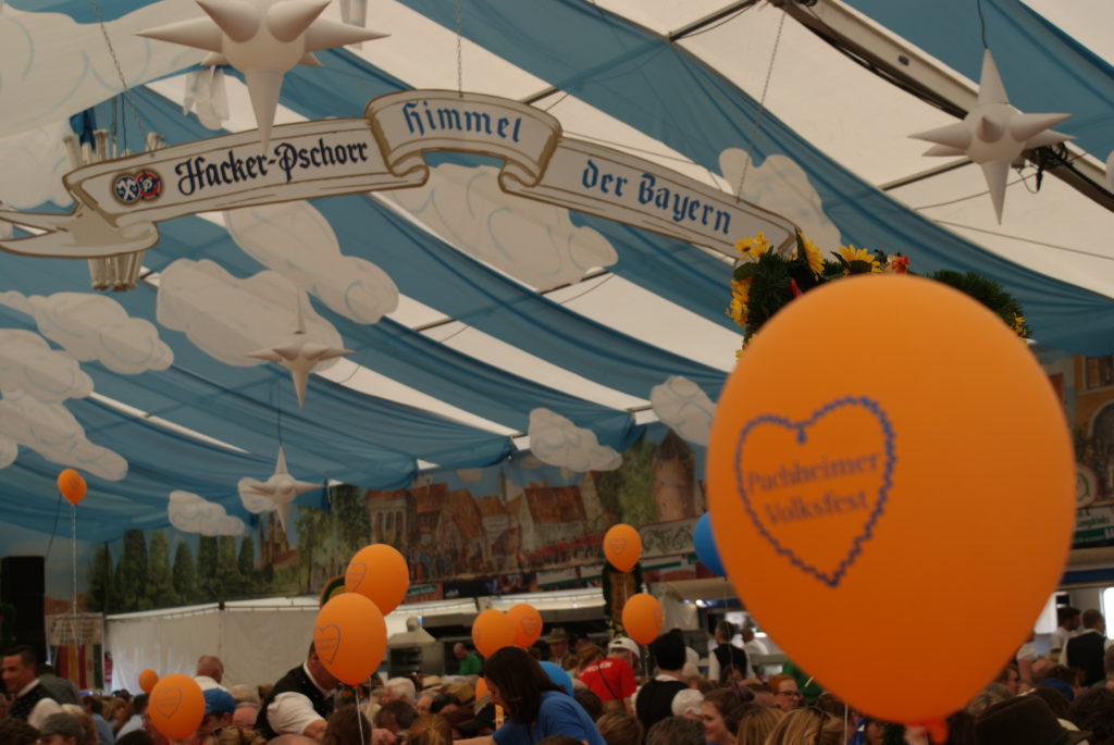 Weiß-blauer Himmel der Bayern im Puchheimer Festzelt