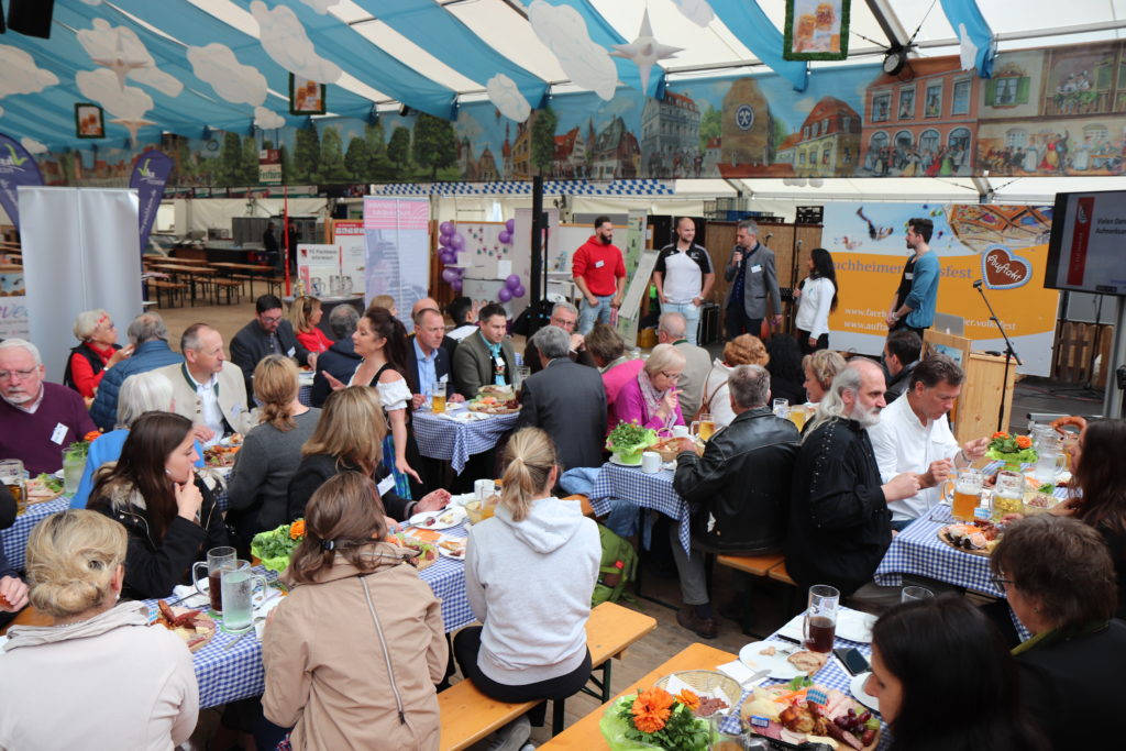 Da bewegt sich was. Wirtschaft in Bewegung beim meet & greet im Festzelt
